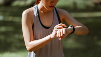 Una giovane atleta monitora le sue prestazioni sportive usando un fitness tracker