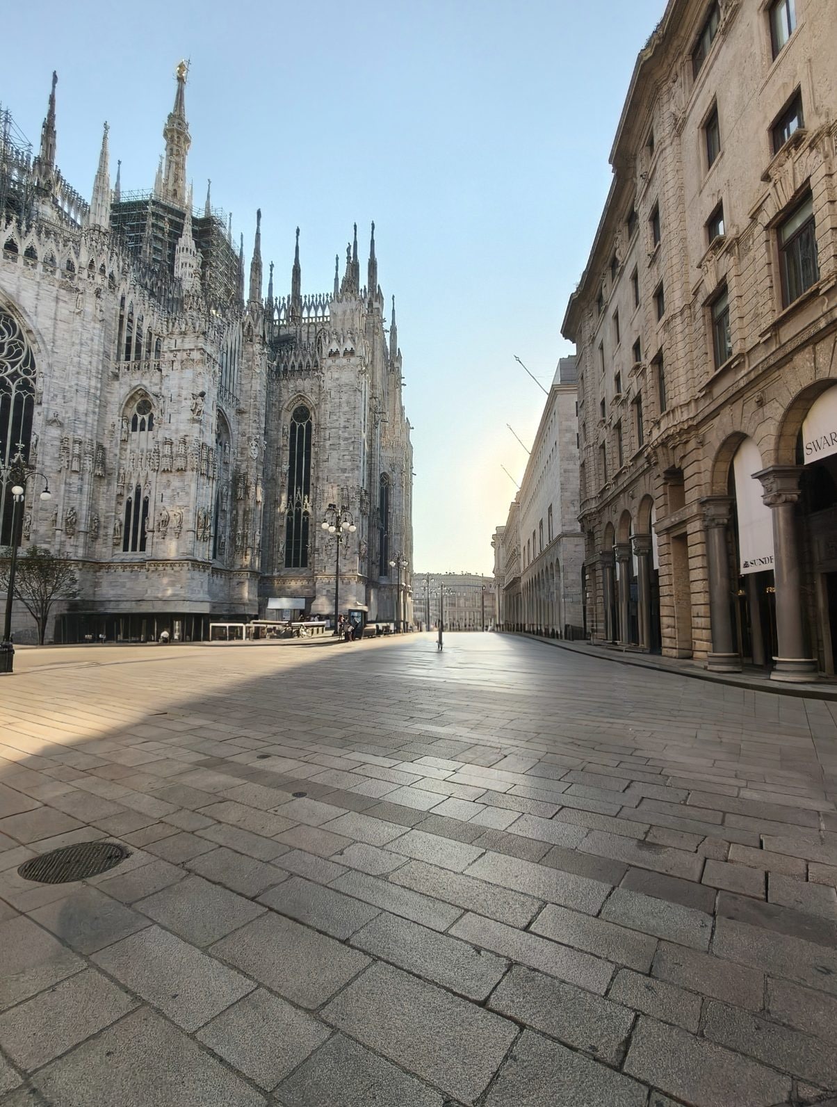 FANPAGE | Foto di Piazza Duomo scattata con Oppo Reno14 5G e sistemata con Eraser AI