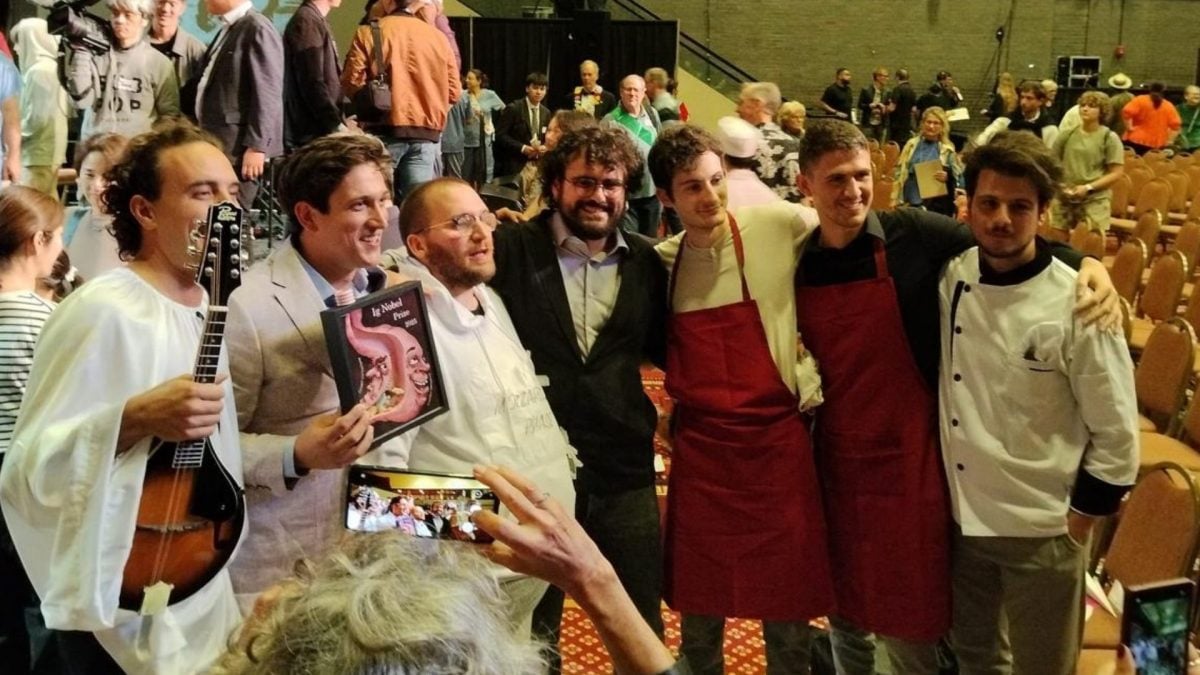 Gli otto ricercatori durante la cerimonia di premiazione degli IgNobels 2025 alla Boston University, foto di Martina Gaiba