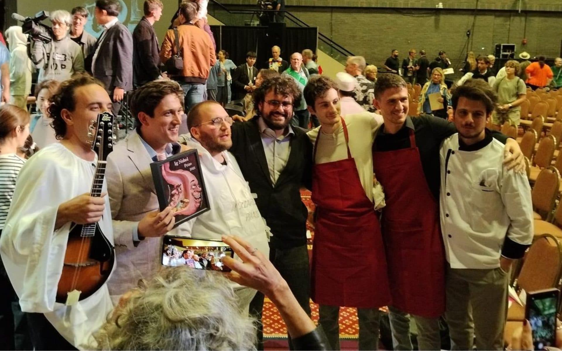 La cacio e pepe perfetta ha una precisa formula fisica, i ricercatori: "Il segreto è il terzo ingrediente"