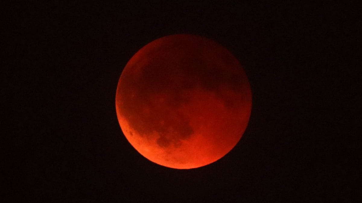 L’eclissi lunare totale del 7 settembre, ripresa dalla necropoli della Banditaccia a Cerveteri. Credit: Andrea Centini