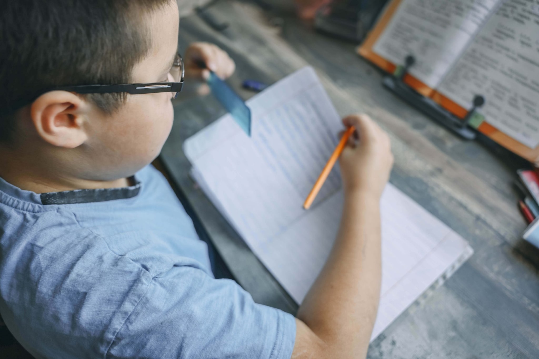 Gli Stati Uniti hanno autorizzato i primi occhiali che rallentano la miopia nei bambini: come funzionano