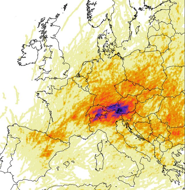 Mappa dei temporali a supercella nello scenario climatico di riscaldamento globale di + 3 °C: nelle aree dal giallo all’arancione al rosso fino al viola si verificherà un incremento nella frequenza di questi eventi meteo. Particolarmente colpite le regioni italiane al confine con la Svizzera e l’Austria / Credit: Science Advances