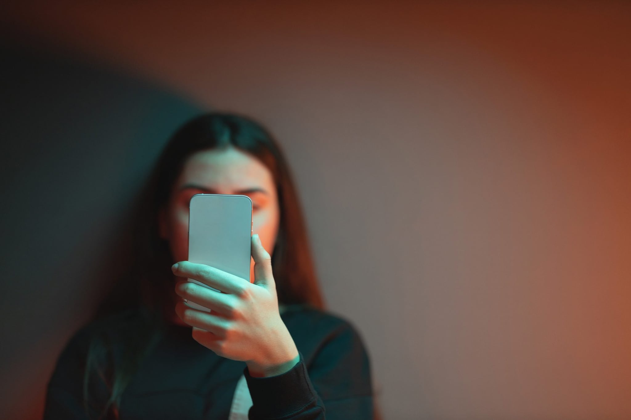 OpenAI introduce il parental control su ChatGPT dopo il caso di un ragazzo di 16 anni morto suicida