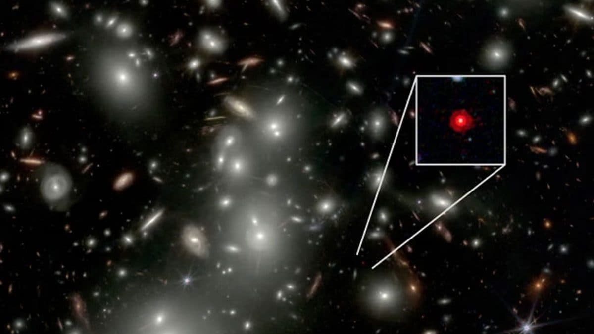 Il primo buco nero dell’Universo si trova nella galassia CAPERS–LRD–z9: nelle immagini del telescopio spaziale James Webb, la sua presenza è rivelata dalla presenza di un piccolo puntino rosso avvolto nel gas, il nucleo galattico attivo che lo ospita.