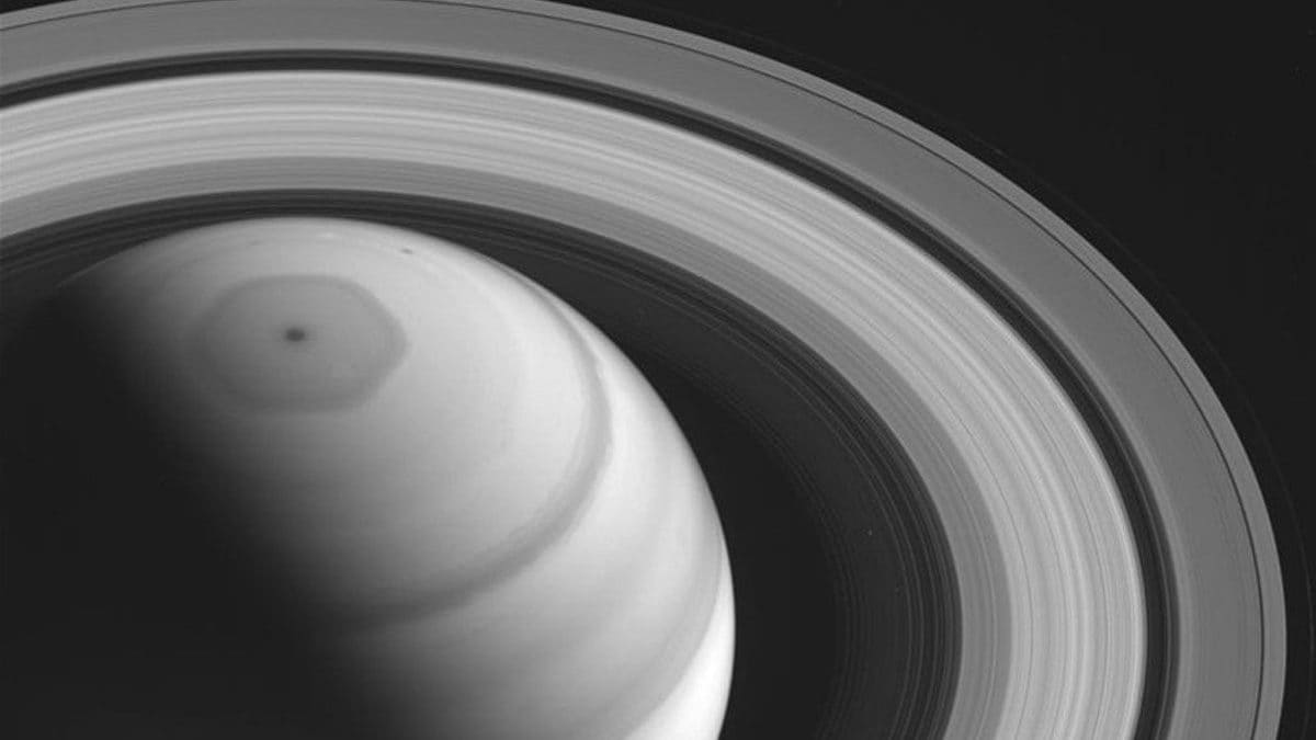 L’Esagono di Saturno, il gigantesco vortice di nubi che si estende sopra il polo nord del pianeta / Credit: Cassini/NASA/JPL/Space Science Institute