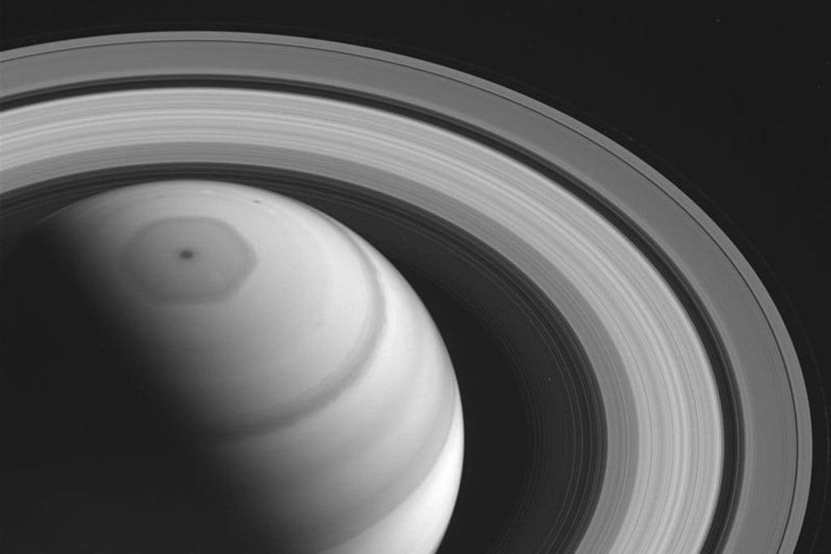 Strane “perle scure” su Saturno, la scoperta del telescopio James Webb lascia perplessi gli scienziati