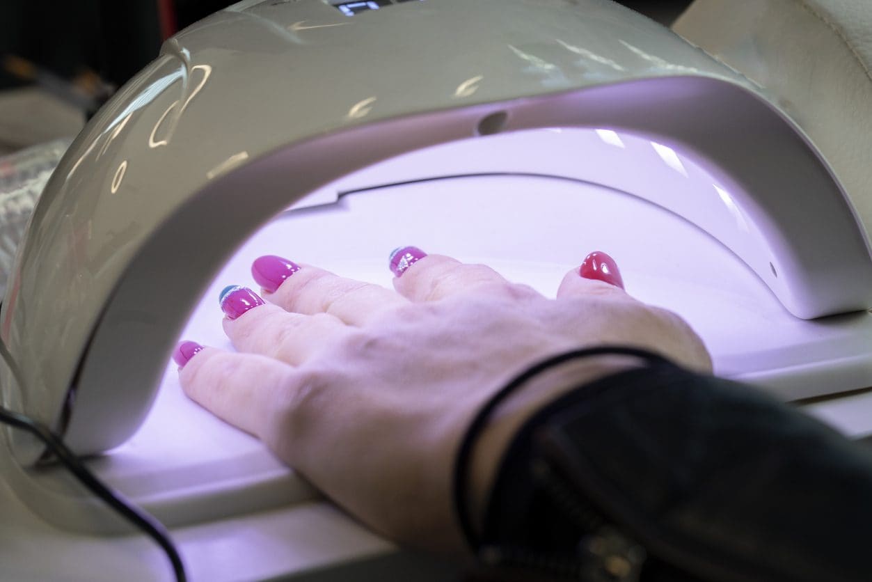 Come capire dall'etichetta se il nostro smalto ha il TPO, da oggi vietato in Italia