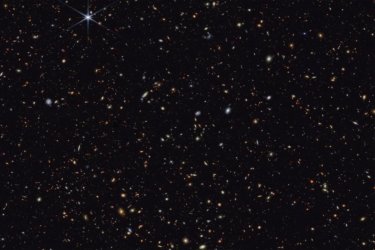 Il telescopio James Webb scopre 300 galassie che sfidano la scienza: “Possono riscrivere la nostra idea del cosmo”
