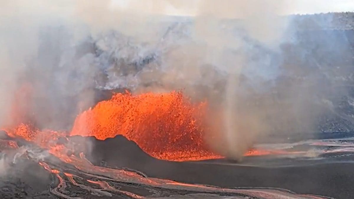 La fontana di lava del Kilauea sfiorata da un vortice d’aria, un cosiddetto "volnado". Credit: USGS