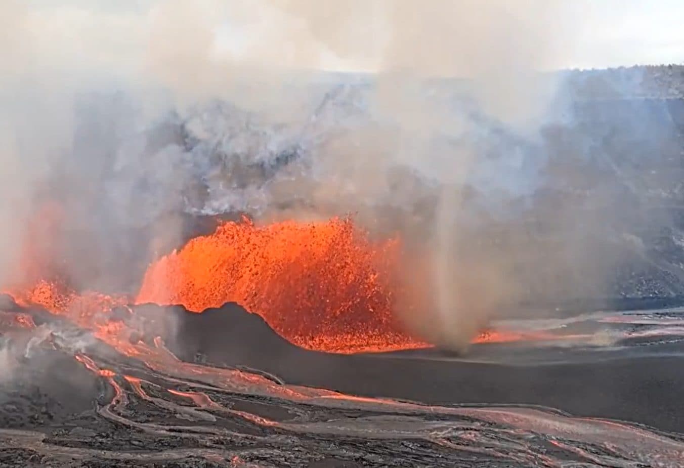 Un tornado accarezza una fontana di lava alle Hawaii: lo spettacolare video del “volnado”