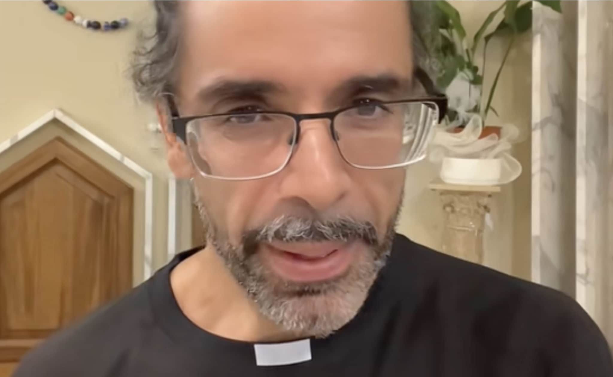 La parabola dei preti influencer: stanno seguendo un copione che i social conoscono bene