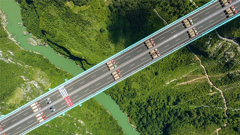 Huajiang Canyon Bridge. Credit: Getty