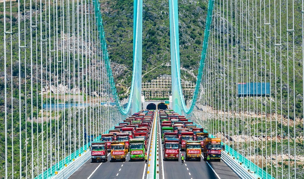 Stress test con i camion sullo Huajiang Canyon Bridge. Credit: Getty