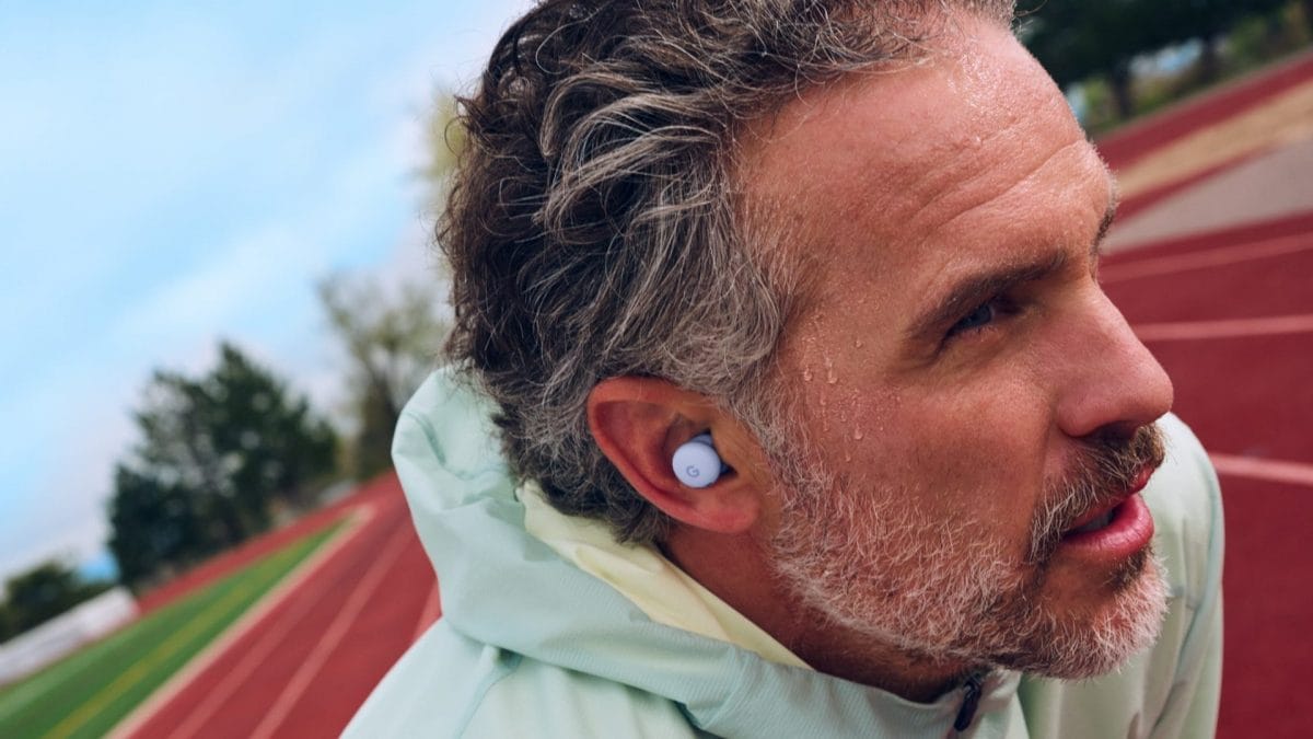 Un uomo si allena ascoltando la musica con gli auricolari true wireless Google Pixel Buds 2a