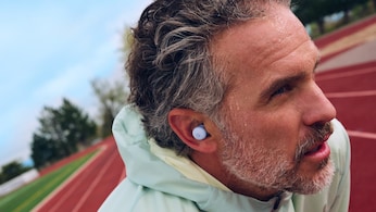 Un uomo si allena ascoltando la musica con gli auricolari true wireless Google Pixel Buds 2a