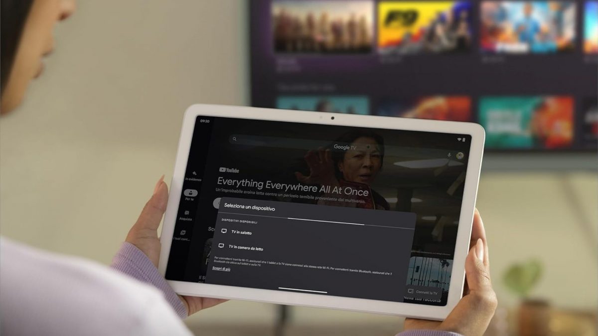 Una ragazza utilizza Google Pixel Tablet