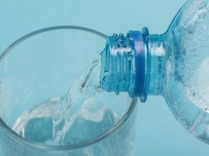 acqua-bottigle-microplastiche-300x225.jpg