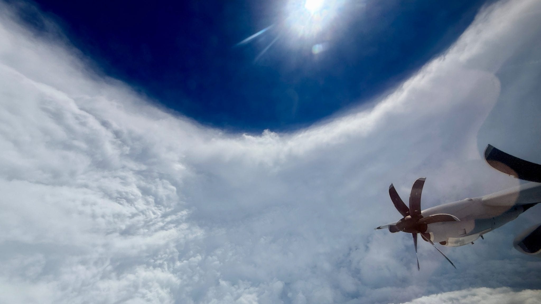 Dentro l'occhio dell'uragano Melissa: le incredibili immagini dell'aereo che vola nel cuore della tempesta