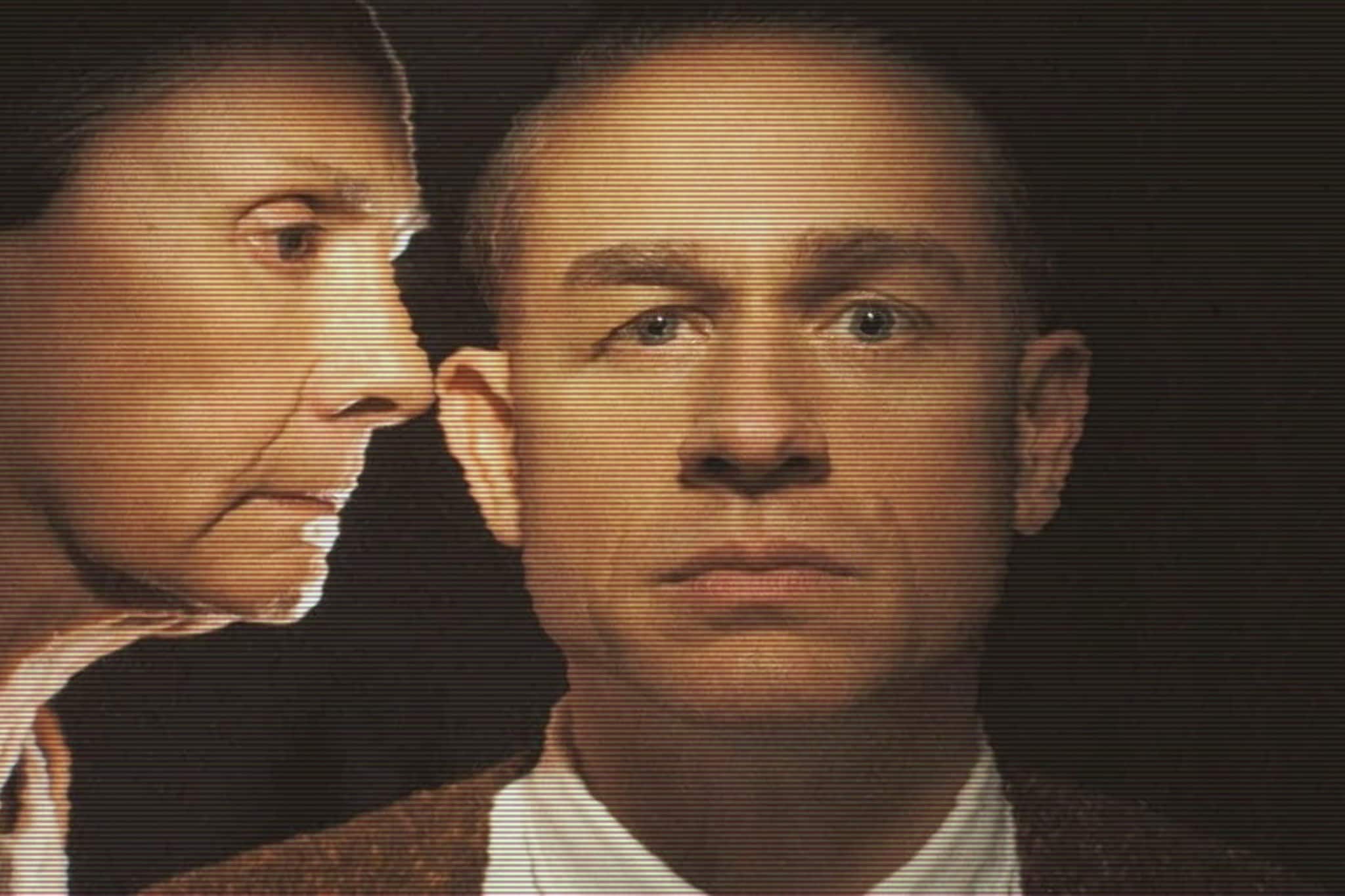 Perché siamo così attratti dal true crime: i motivi psicologici che ci spingono a guardare ciò che ci terrorizza