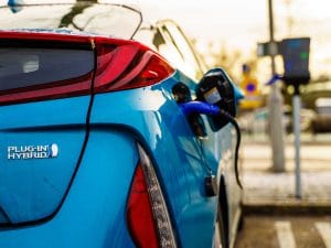 Le auto ibride inquinano quasi come quelle a benzina: lo studio che mette in difficoltà l’UE