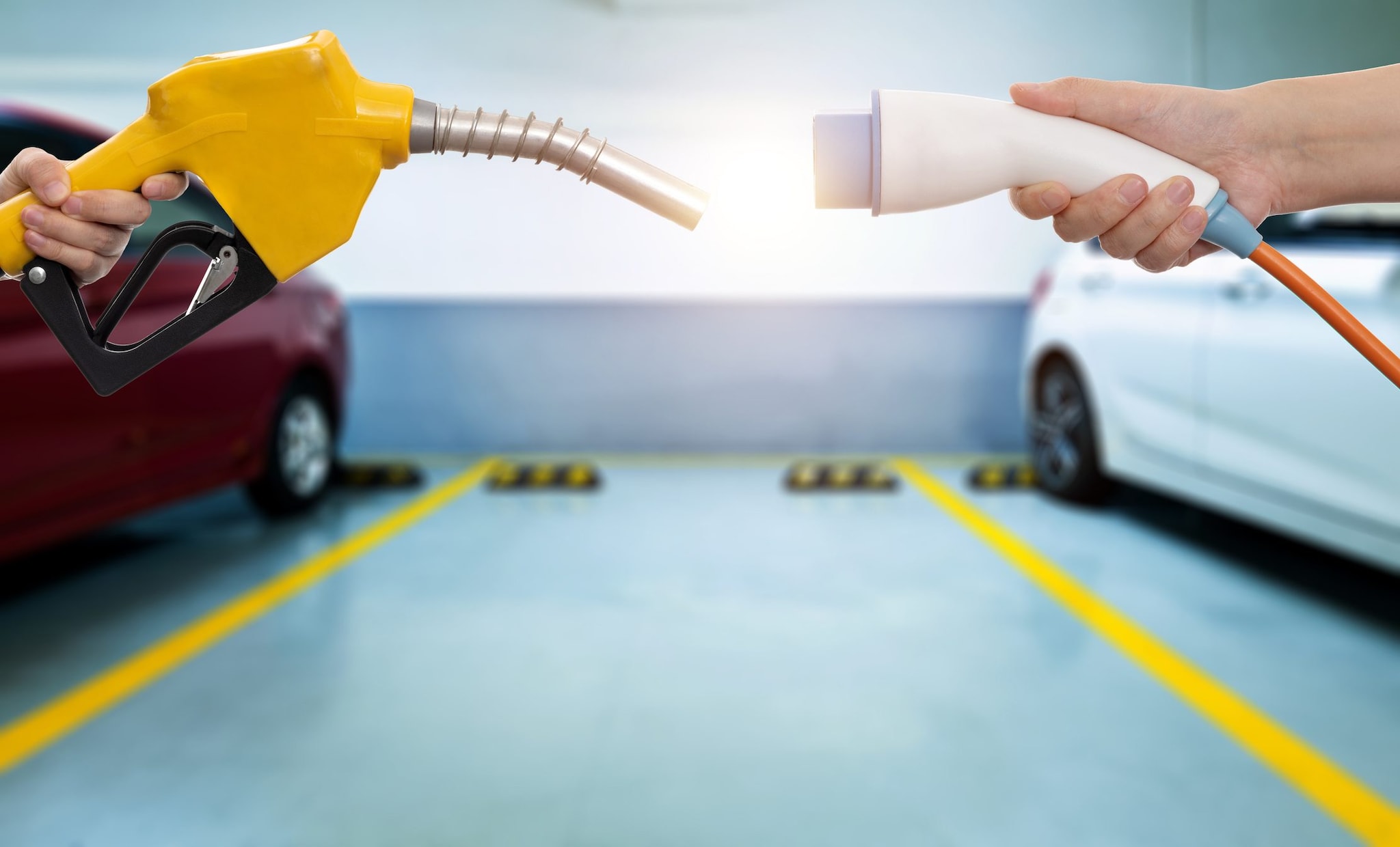 Nelle auto ibride il motore a benzina dovrebbe azionarsi solo quando la batteria elettrica si scarica oppure occorre maggiore potenza. Secondo lo studio di T&E però, quest’ultima casistica si verificherebbe molto più spesso di quanto si pensasse