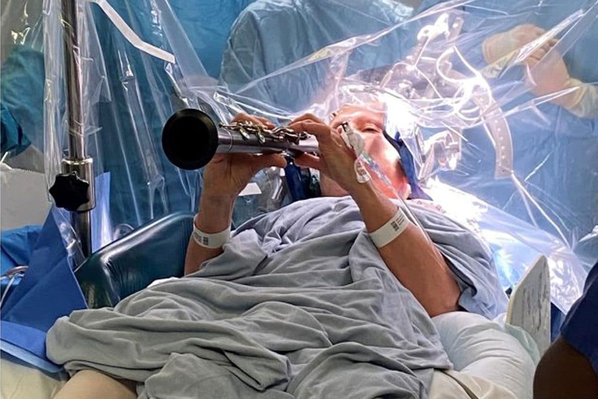 Suona il clarinetto durante un intervento chirurgico per il Parkinson e vede risultati immediati