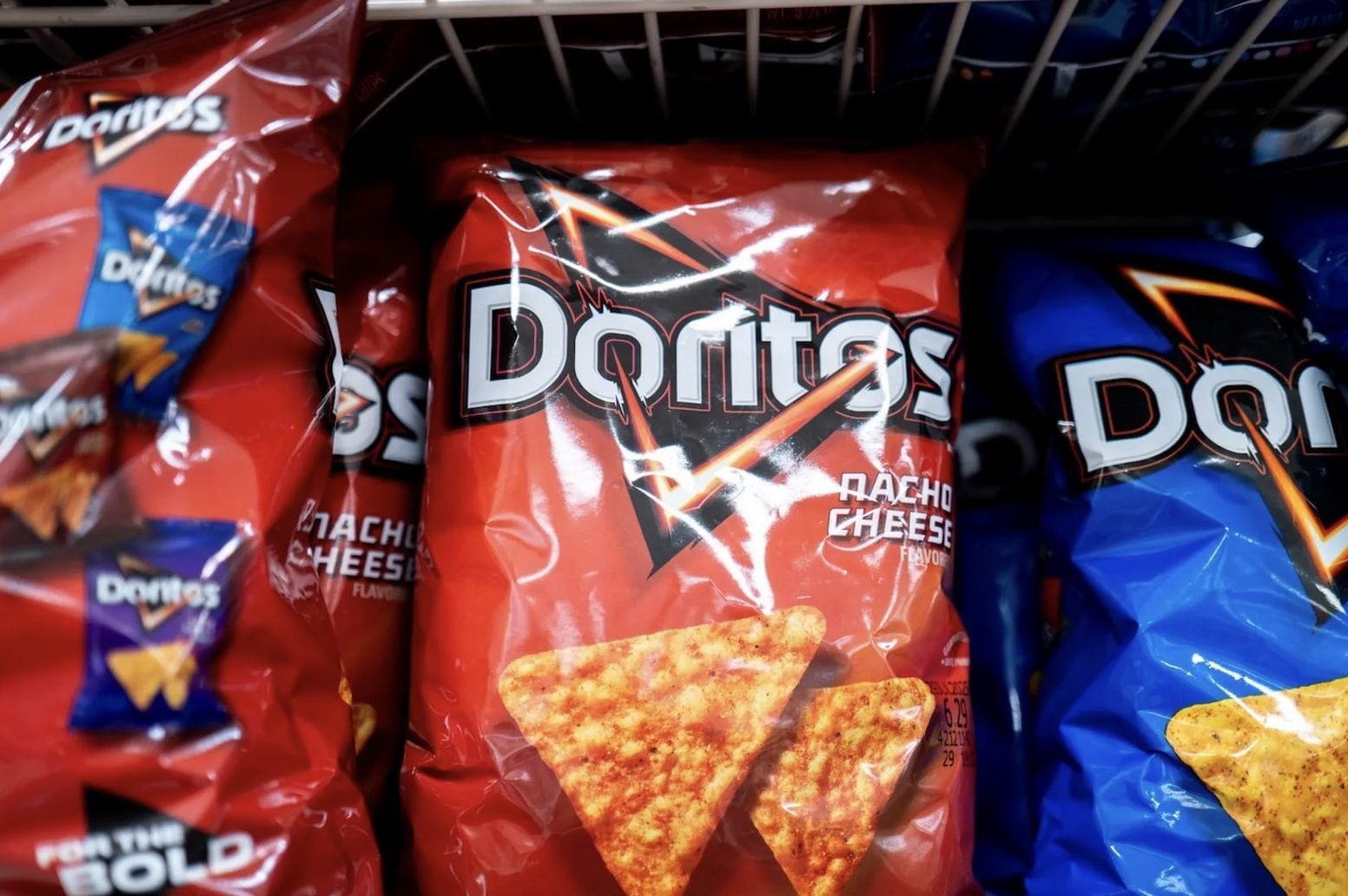 Studente ammanettato per un errore dell’IA: ha scambiato un pacco di patatine per una pistola