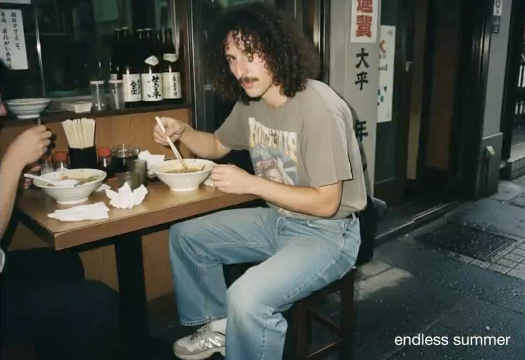 Una nuova app crea l'album della tua vacanza dei sogni con l'IA: l'inquietante moda dei viaggi sintetici