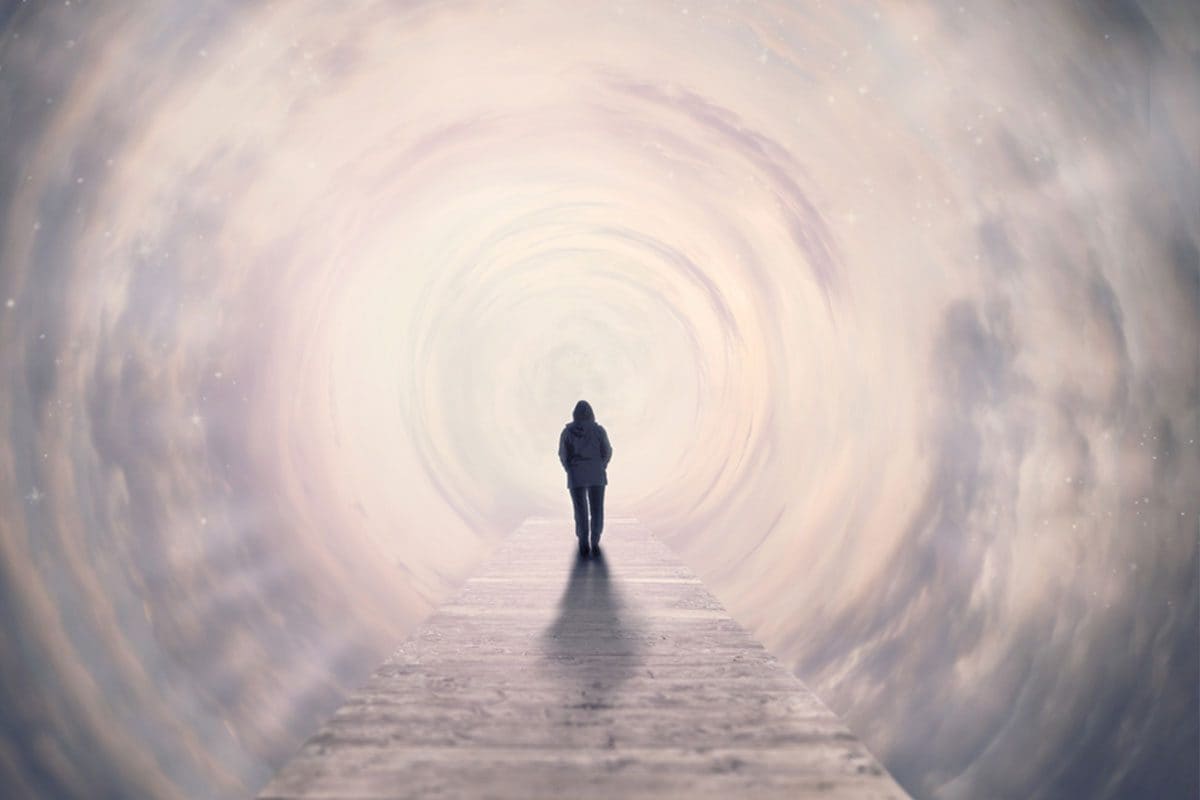 Cosa succede dopo un’esperienza pre-morte? Un nuovo studio svela gli effetti del viaggio ai confini della vita