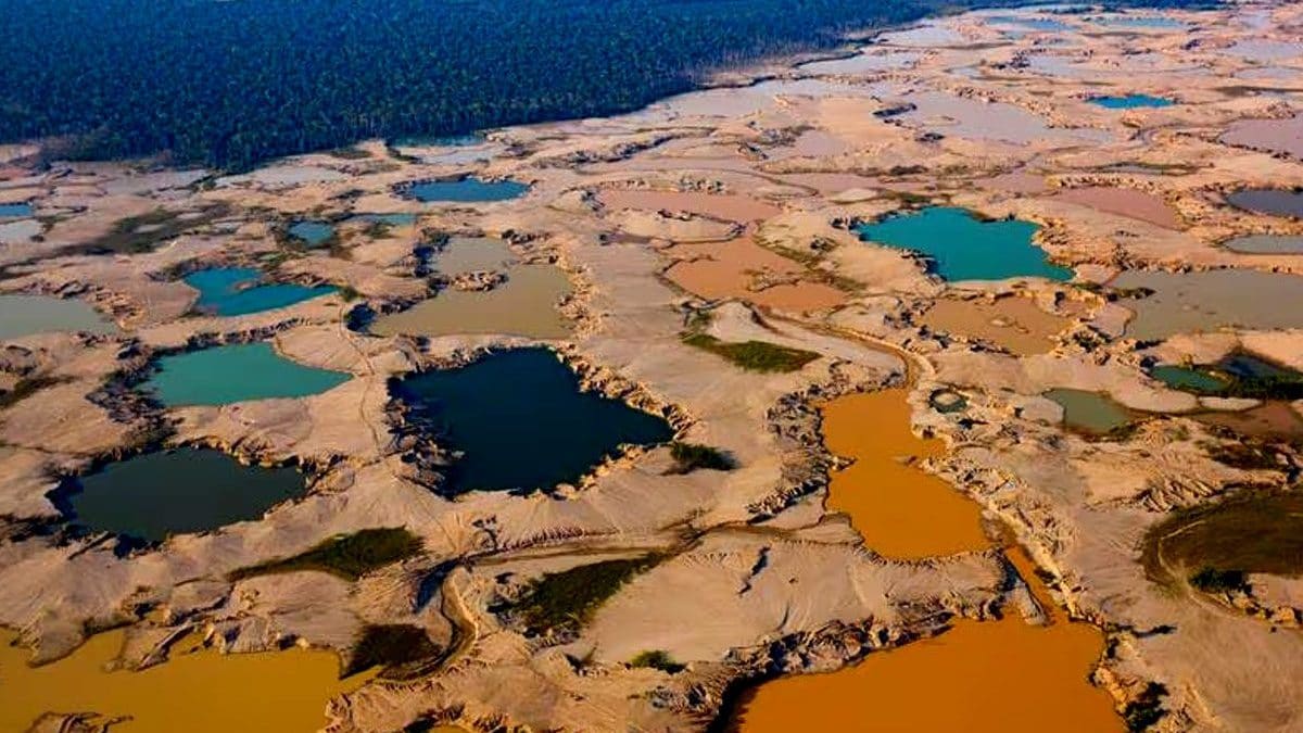 L’estrazione illegale di oro lascia distese di pozze stagnanti dove un tempo sorgeva una fitta e ricca Foresta Amazzonica in Perù / Credit: MAAP