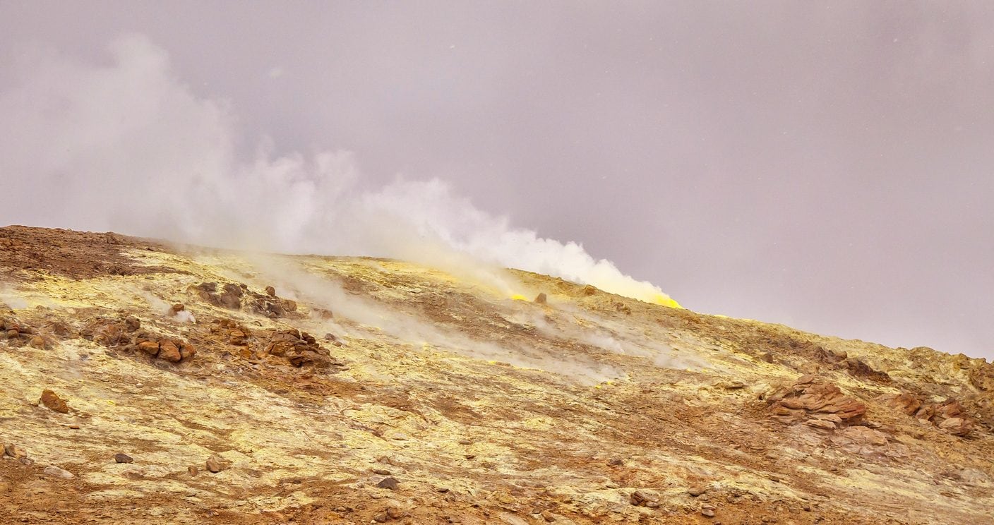 Fumarole di zolfo sul vulcano Taftan