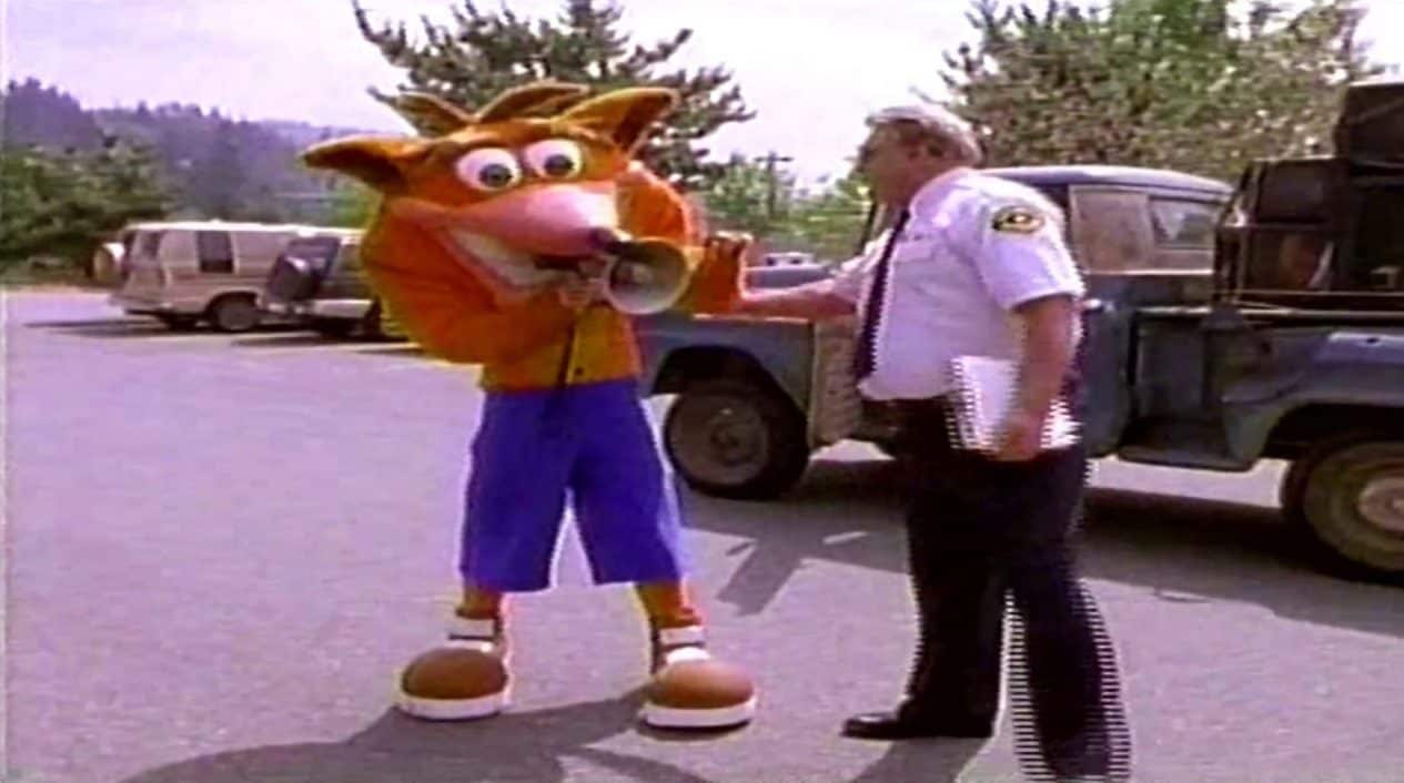 Una scena dello spot americano per Crash Bandicoot, in cui il marsupiale si apposta sotto gli uffici Nintendo per minacciare Mario.