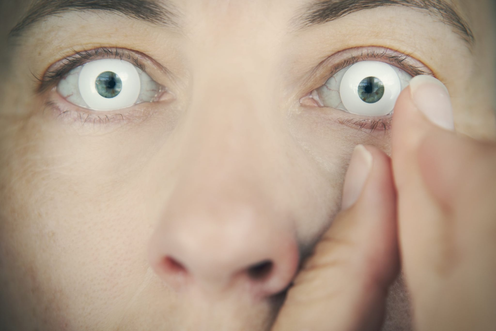 Attenzione alle lenti a contatto colorate, gli esperti: "Se scelte male, rischi anche gravi per gli occhi"