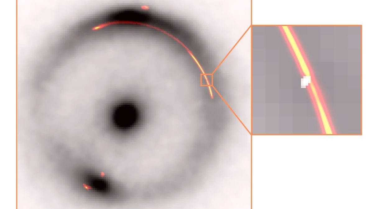 L’anello nero e il punto centrale mostrano un’immagine infrarossa di una galassia distante, distorta da una lente gravitazionale. Nel riquadro, il "pizzico" nell’arco gravitazionale, prodotto da un oggetto molto piccolo ma molto denso, che potrebbe essere un piccolo ammasso di materia oscura / Credit: Devon Powell, Max Planck Institute for Astrophysics