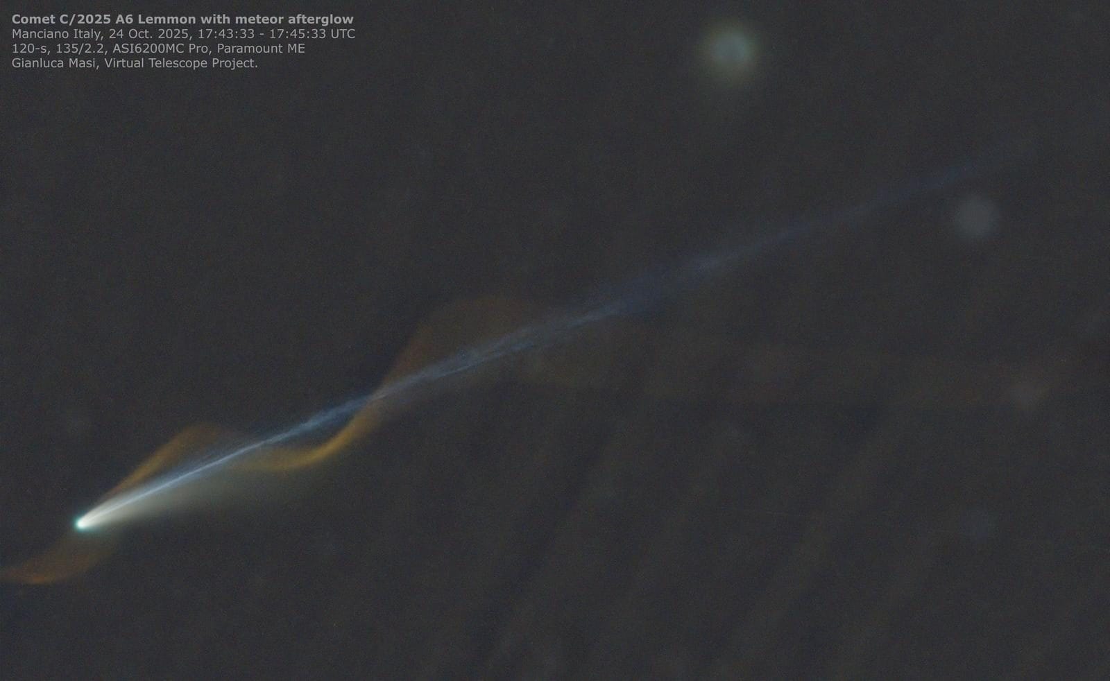 La scia di una meteora accarezza e avvolge la cometa Lemmon: magnifico miraggio prospettico colto dal VTP