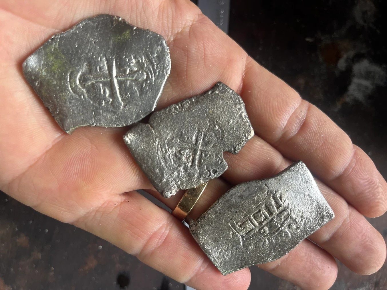 Trovato un tesoro di oltre mille monete preziose, è legato a uno storico naufragio del 1715: il valore