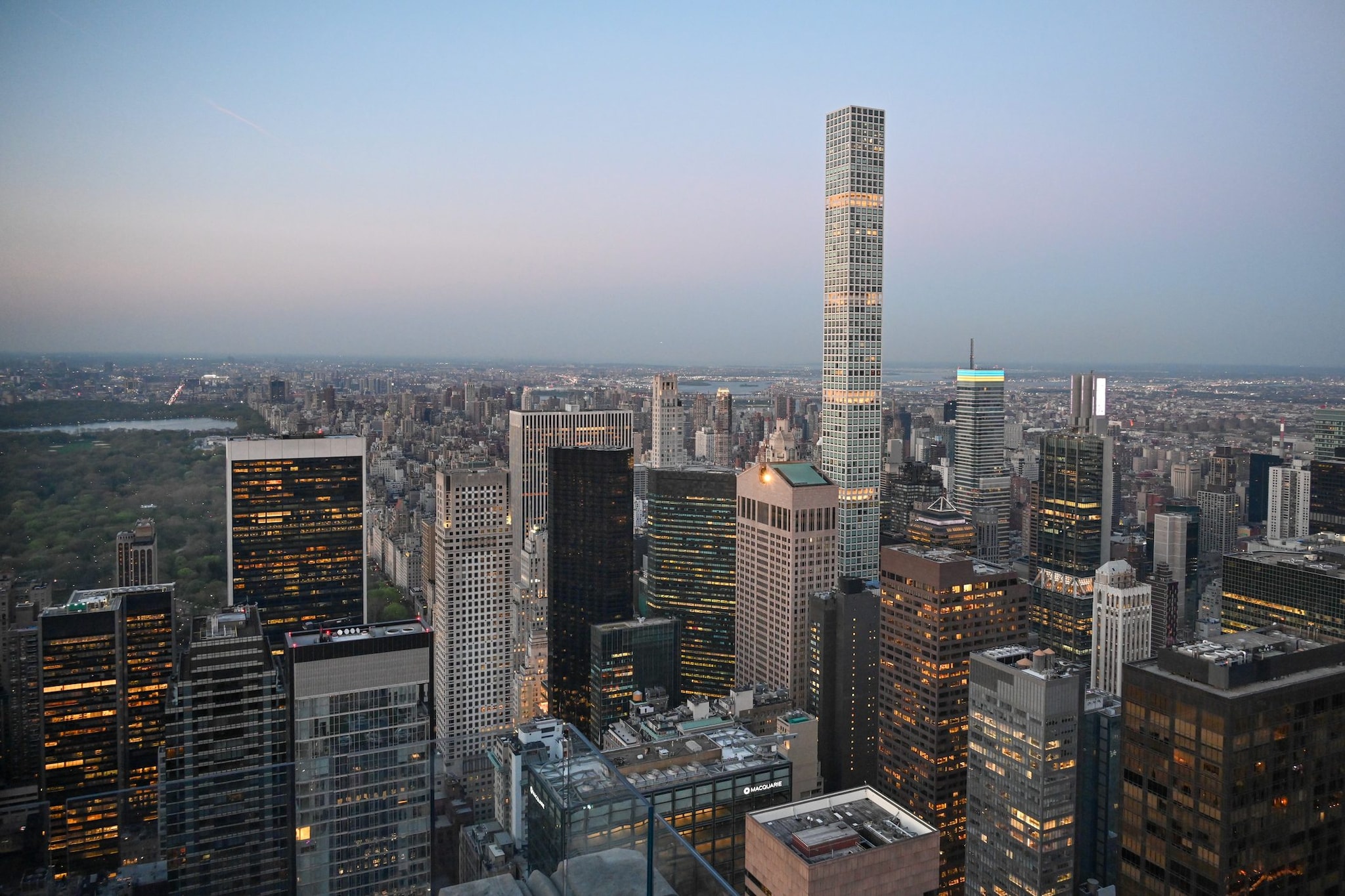 L’esile 432 svetta sullo skyline di New York, ma la sua vertiginosa altezza si è presto rivelata problematica
