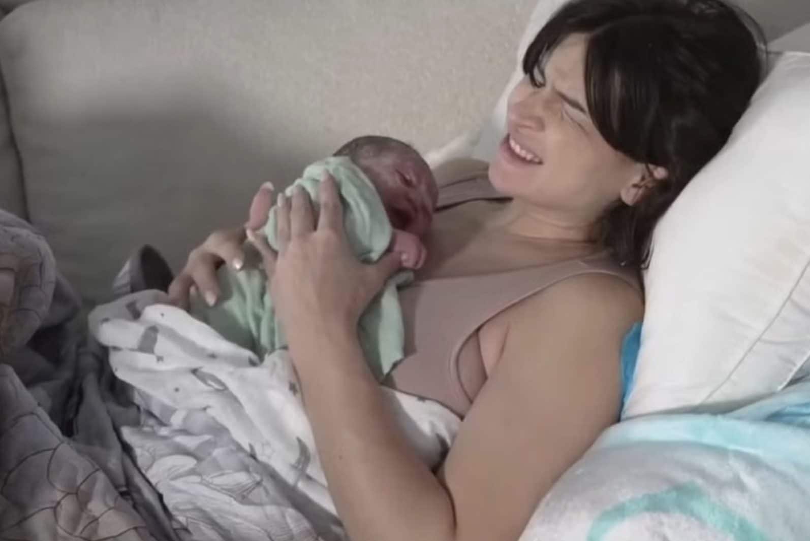 Una donna trasmette in diretta il parto su Twich: migliaia di spettatori assistono alla nascita