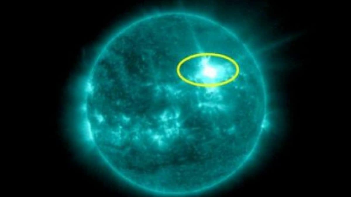 Il fortissimo brillamento di classe X 5.1 dell’11 novembre, il più forte dell’anno. Credit: NOAA