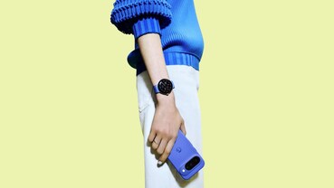 Un ragazzo ha in mano uno smartphone Google Pixel 10