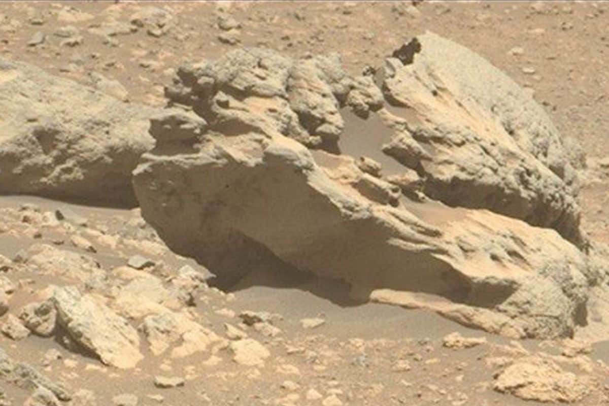 Su Marte spunta una roccia che non dovrebbe esserci: le nuove immagini NASA di Phippsaksla