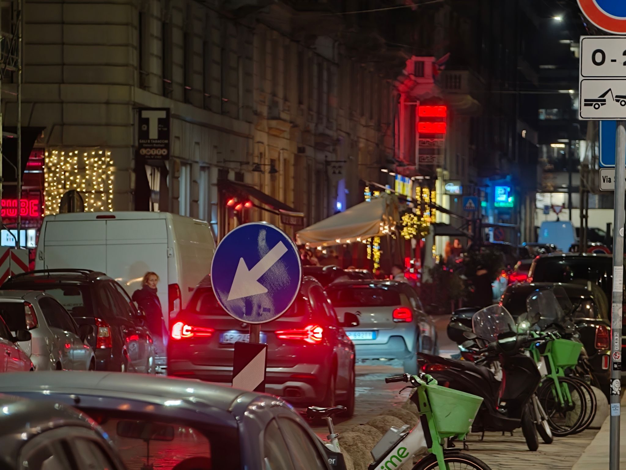 FANPAGE.IT | Milano, via Solferino | Zoom 10X