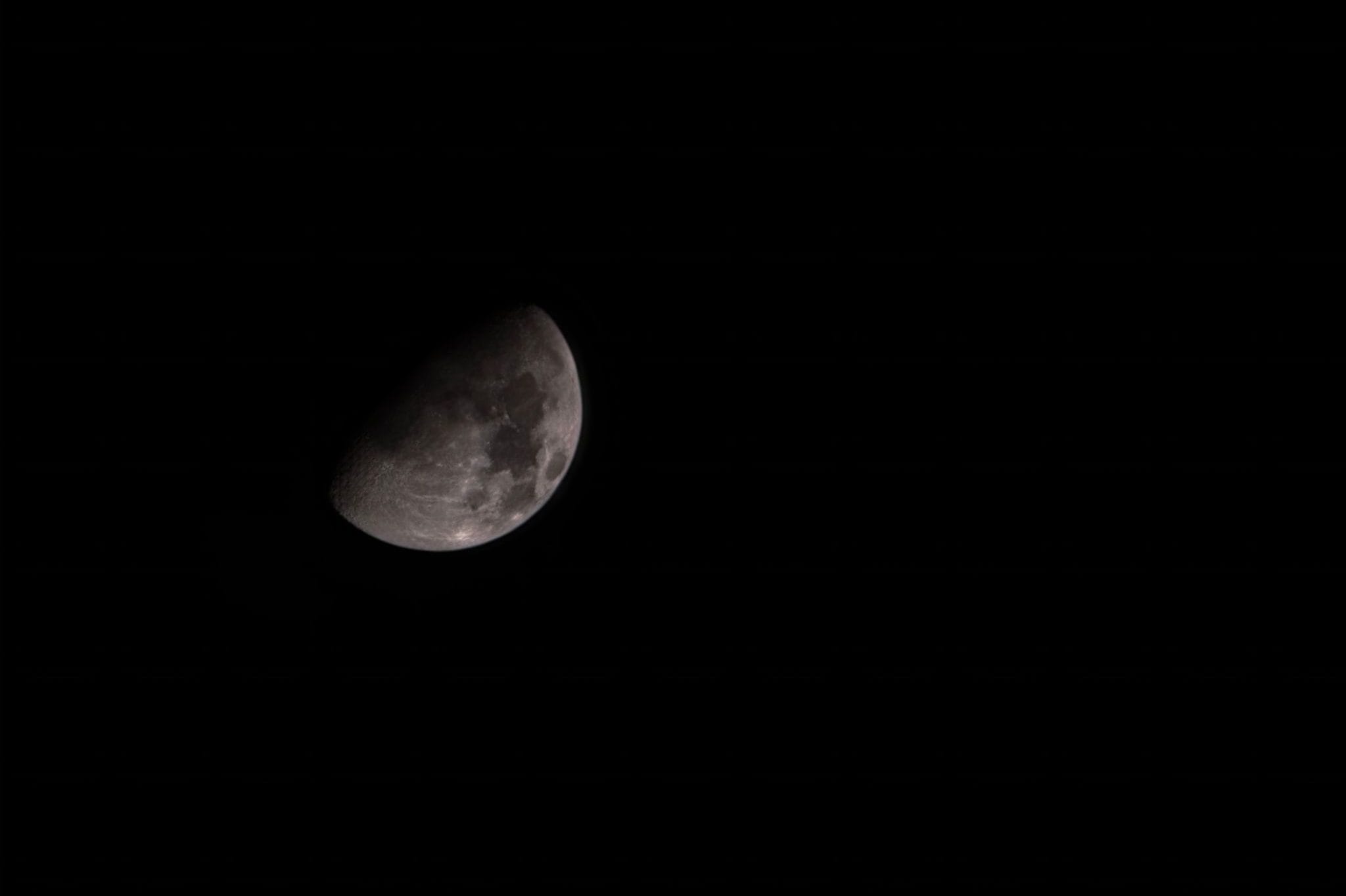 Lo smartphone che al posto dello zoom ha un cannocchiale: le foto alla Luna di Oppo Find X9 Pro