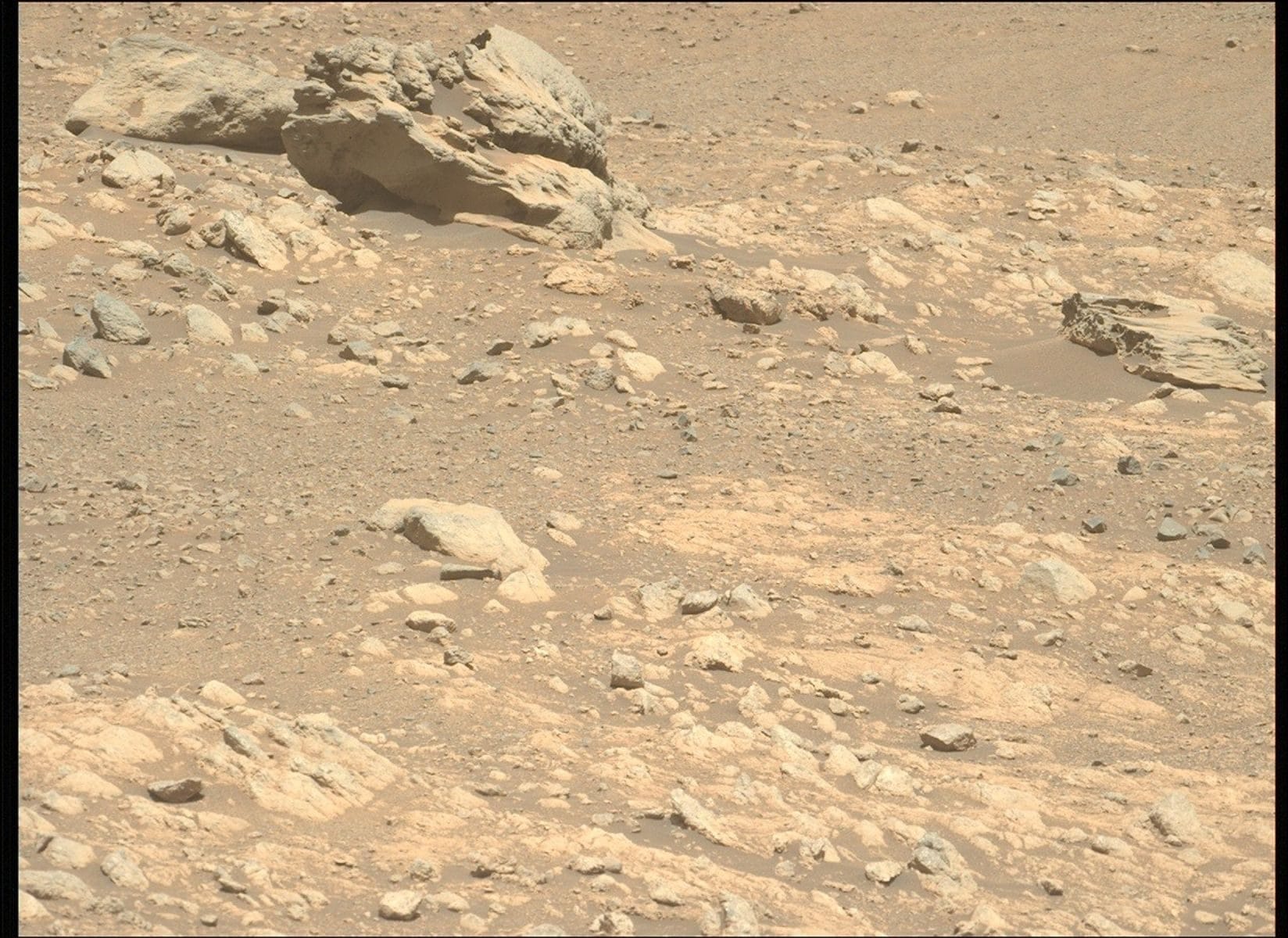 Immagine della roccia "Phippsaksla" (in alto a sinistra) acquisita dal rover Perseverance della NASA utilizzando la telecamera Left Mastcam–Z / Credit: NASA/JPL–Caltech/ASU