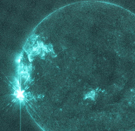 I due brillamenti di classe X del 4 novembre 2025. Credit: NASA/SDO/AIA