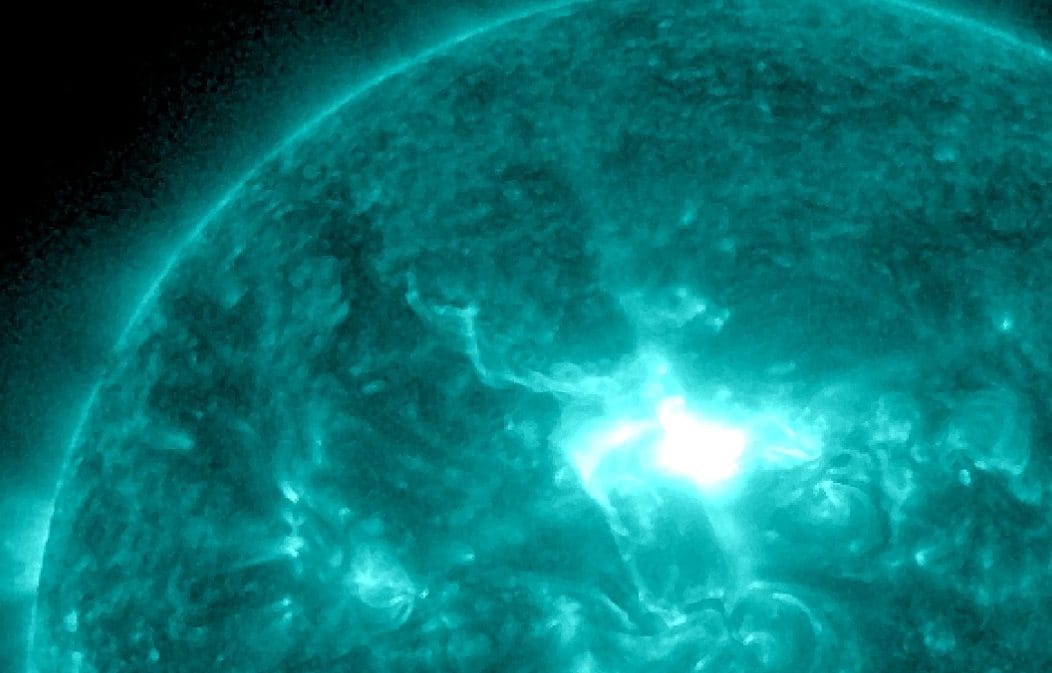 Violenta eruzione di classe X sul Sole: blackout e allerta per forte tempesta solare tra oggi e domani