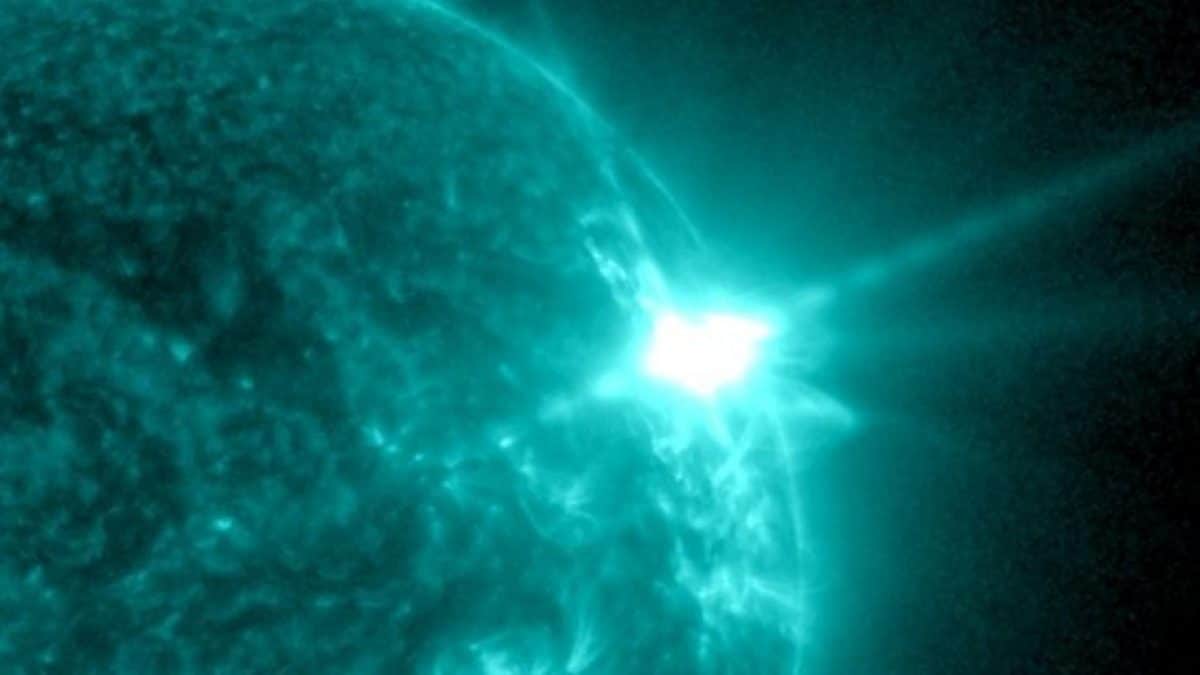 Il brillamento di Classe X 4.0 registrato oggi 14 novembre 2025. Credit: NOAA/GOES/SUVI