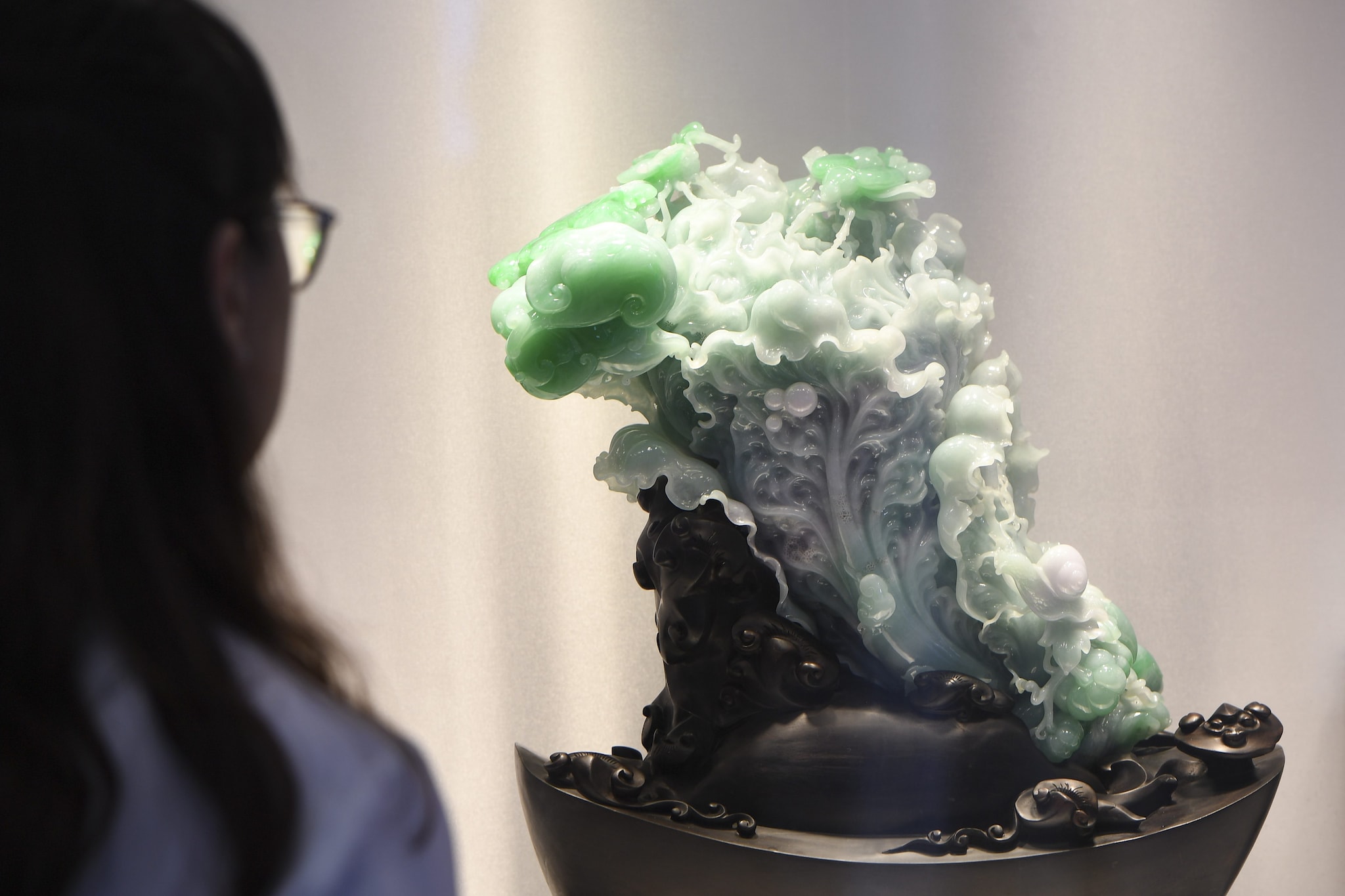 Per molti esperti di storia dell’arte il Cavolo di giadeite non rappresenta un’opera unica nel suo genere – in Asia si trovano molti manufatti simili, come quello mostrato in foto – eppure il grande pubblico continua ad ammirarlo e a fotografarlo.