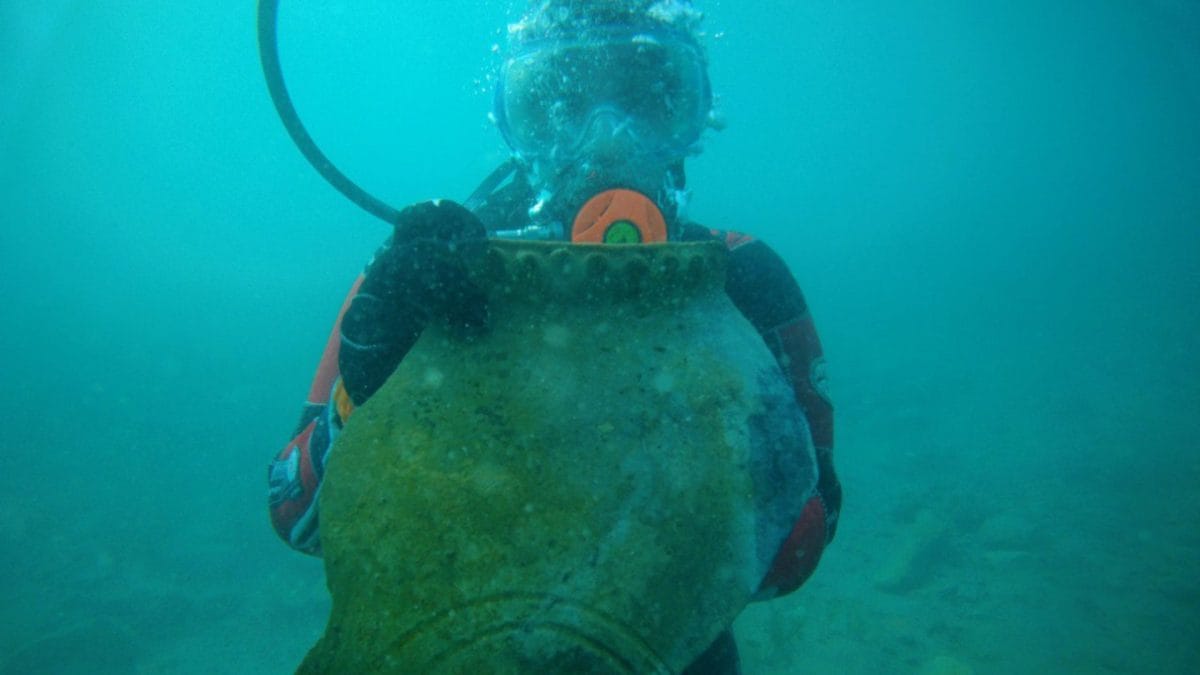 SOCIETA’ GEOGRAFICA RUSSA | Kristina Guseynova, assistente di laboratorio dell’Istituto di Archeologia dell’Accademia Russa delle Scienze, con in mano i resti di un’antica brocca. Foto di Elizaveta Romashkin